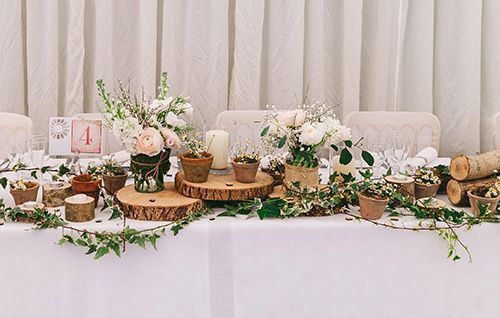 Pour un coin rustique et cosy pour votre mariage : louez la vaisselle et le décor adaptés Pour un coin rustique et cosy pour votre mariage : louez la vaisselle et le décor adaptés