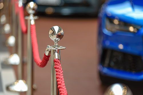 Vous pouvez tout louer, des potelets à la moquette rouge, pour vos événements corporate Vous pouvez tout louer, des potelets à la moquette rouge, pour vos événements corporate